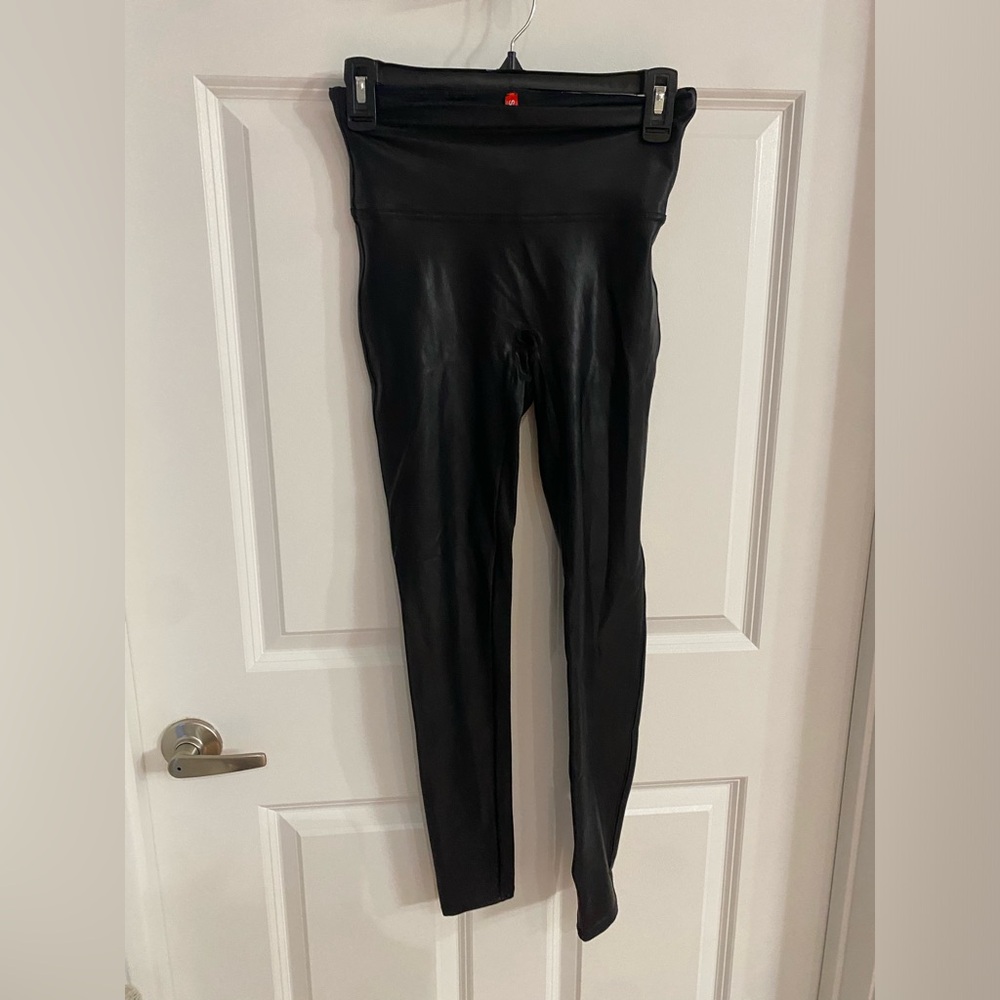 Spanx faux leather leggings. Black size medium.